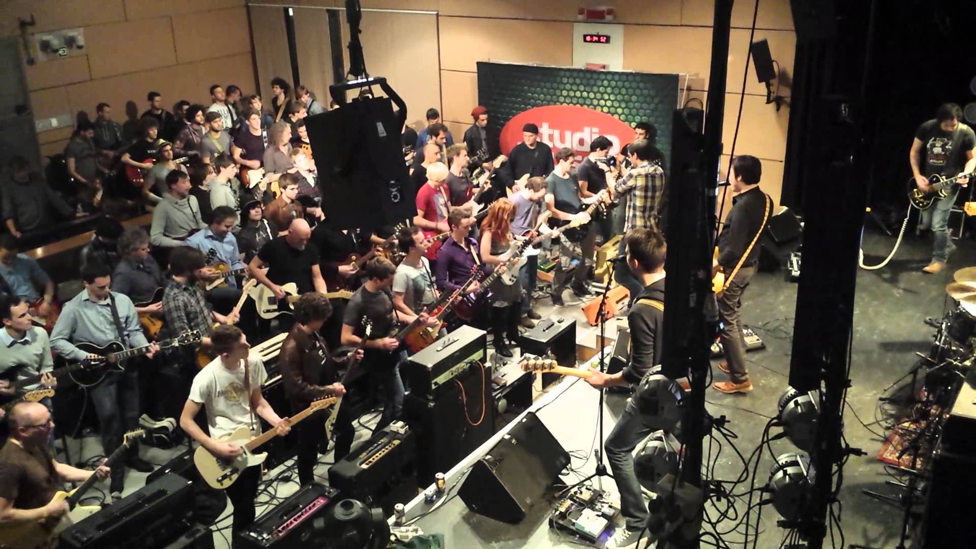 70 guitarristas  tocando Whole Lotta Love en homenaje a Jimmy Page