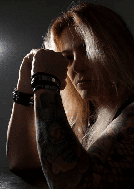 ELISA C. MARTIN ex-vocalista de DARKMOOR, FAIRYLAND, DREAMAKER… presenta nuevo single anticipo ‘CARRY ON’