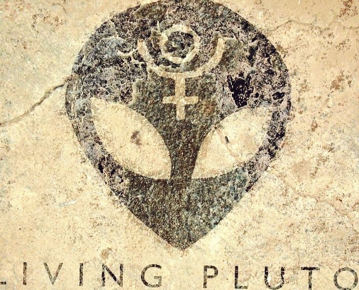 John Serrano presenta ‘Mr. Hunter’, primer vídeo/single adelanto de su nuevo EP, ‘Living Pluto’